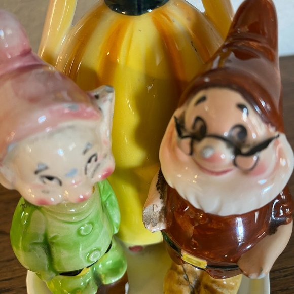 Vintage Snow White Napkin Holder With Doc and Happy Salt& Pepper Shakers - Picture 13 of 16